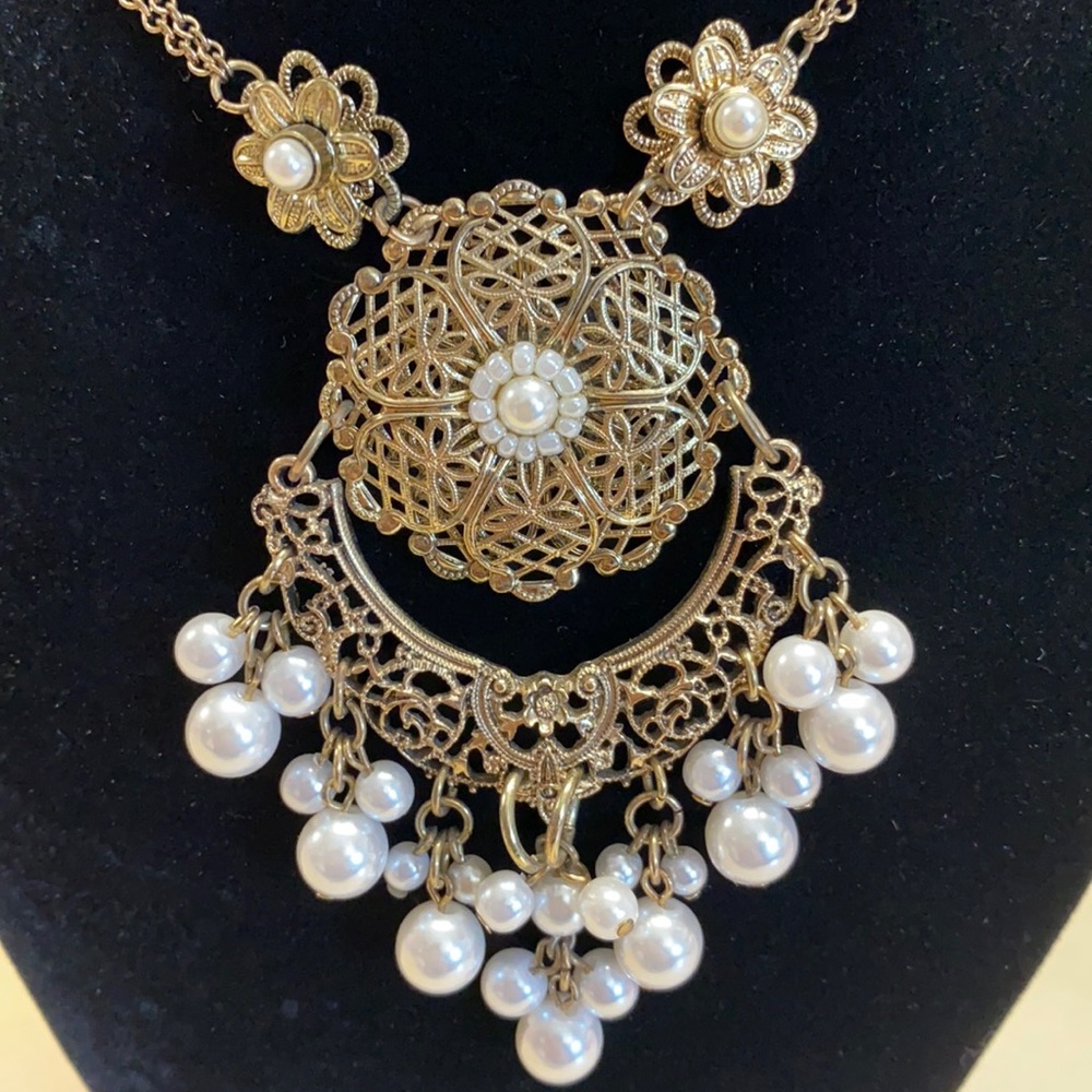 Vintage inspired gold & white Pearl faux necklace!
